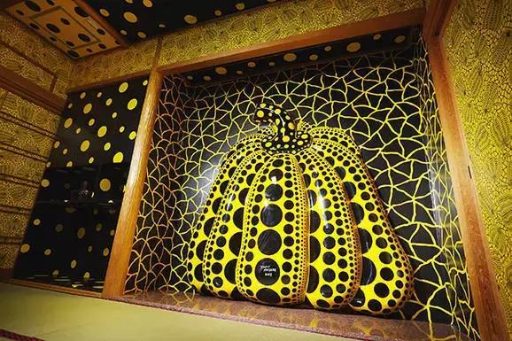 草间弥生跨界玩室内设计,你敢住进这样扎眼的房间吗?!