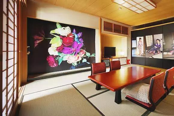 草间弥生跨界玩室内设计,你敢住进这样扎眼的房间吗?!