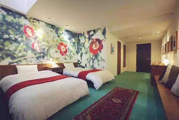 草间弥生跨界玩室内设计,你敢住进这样扎眼的房间吗?!