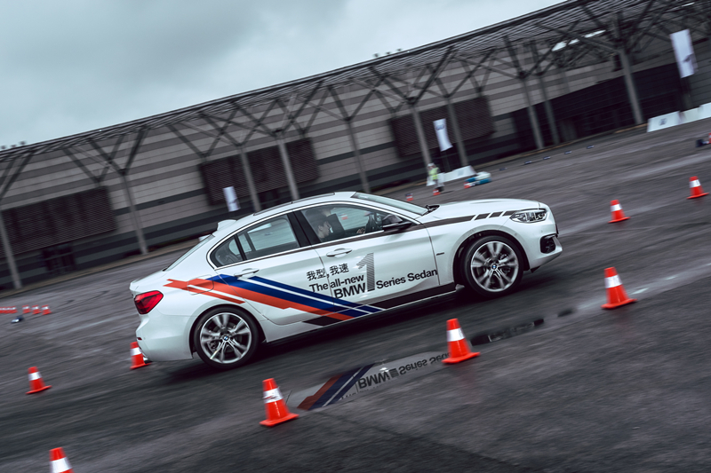 全新bmwx1实车,全新bmw1系两厢