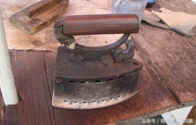 没熨斗烫衣服小妙招,没有电熨斗衣服皱了怎么快速弄平