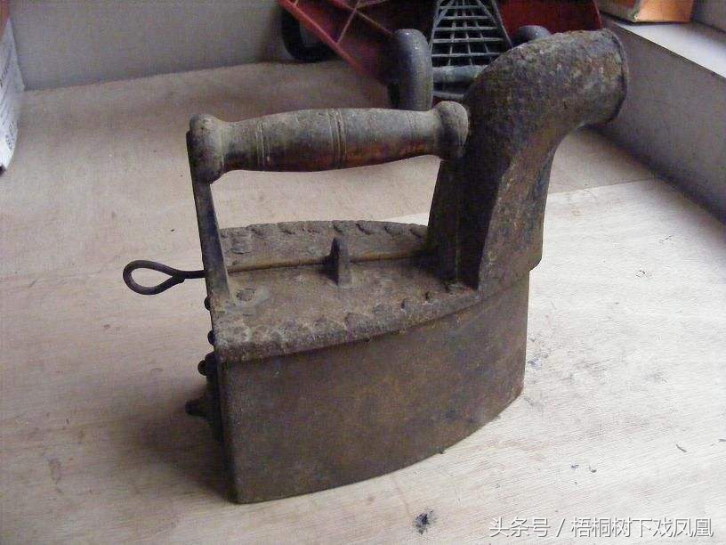 没熨斗烫衣服小妙招,没有电熨斗衣服皱了怎么快速弄平