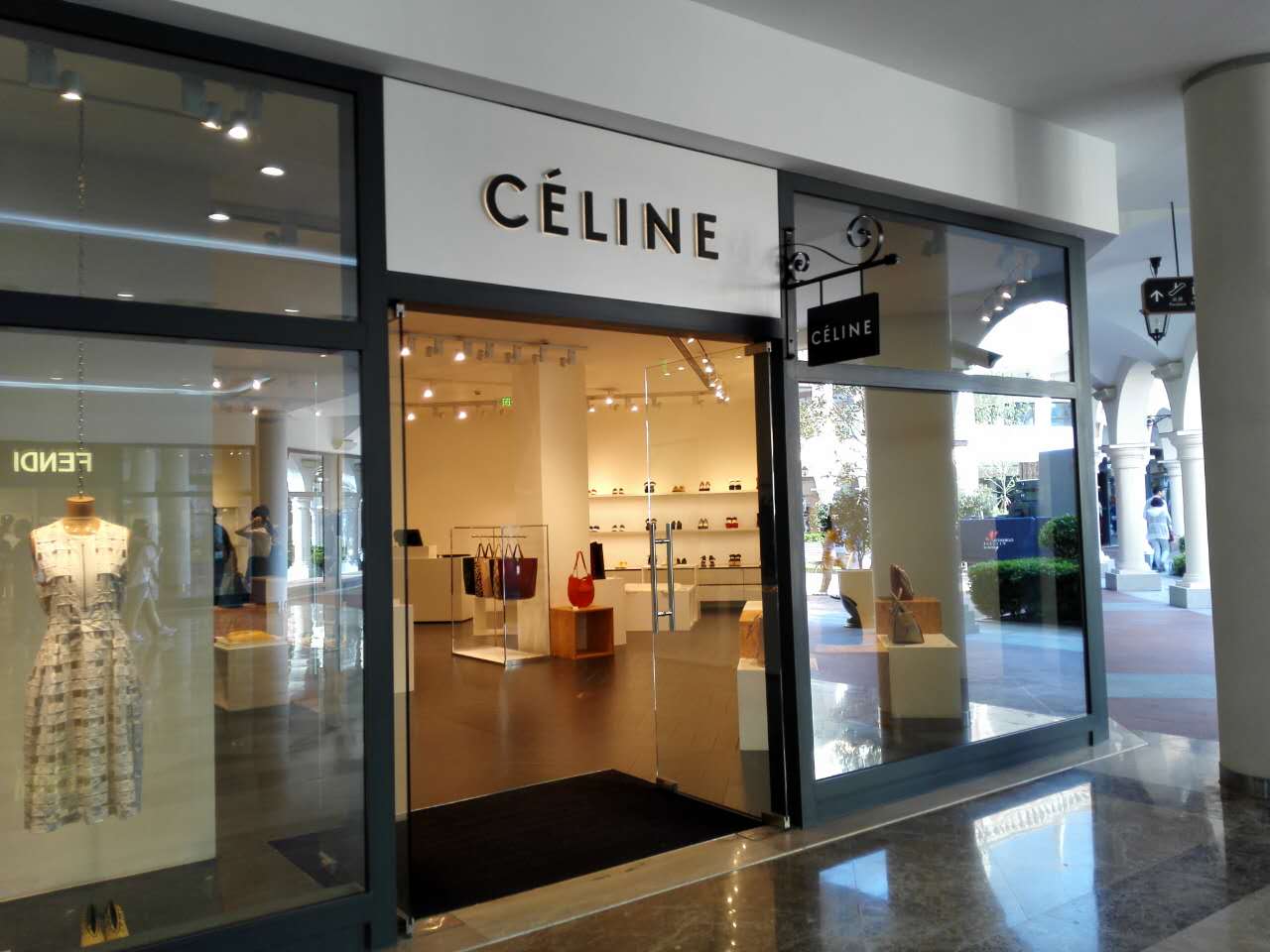 你还在找人名品代购?out了,隐藏在浦东乡村中的购物天堂