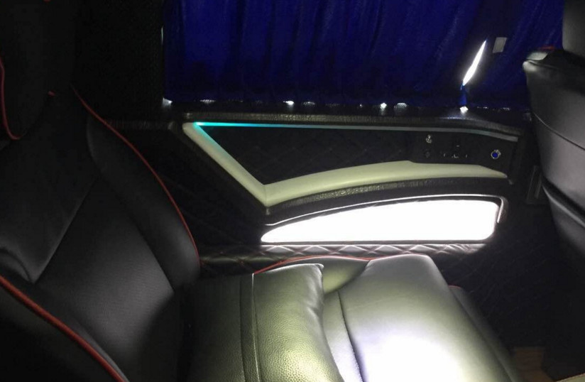 900万越野怪物车标是个Z,架机枪敢上战场,车里居然有个酒吧