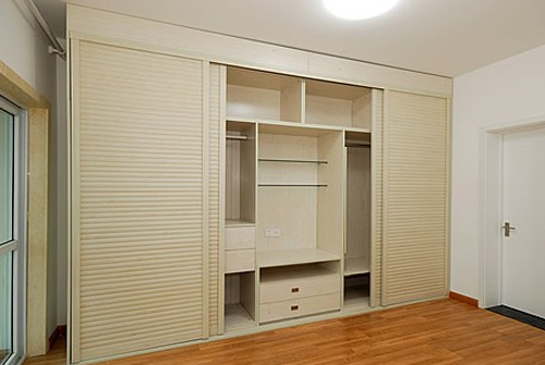 衣柜是木匠打还是定制的好,到底是定制衣柜好还是木工打的好