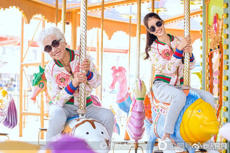 男子骑电瓶车失控撞上路边小哥,男子骑电动车撞上路边停放车受伤