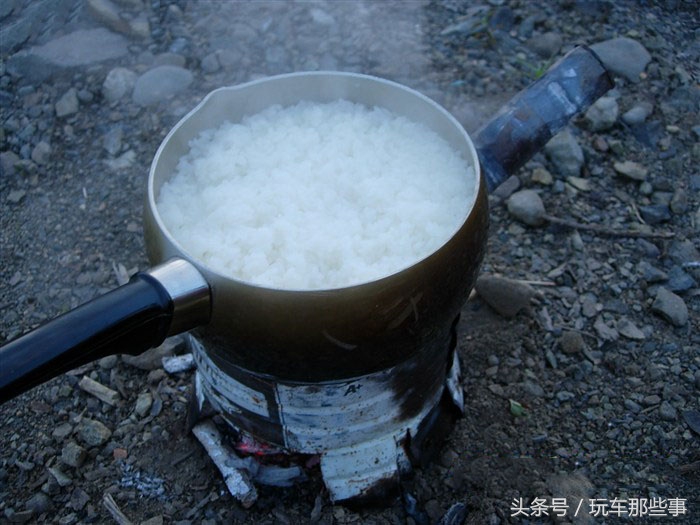 50后老夫妻自改房车,60岁夫妻自改床车自驾游