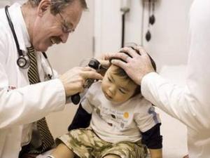 蟑螂爬进耳朵里有什么感觉,蟑螂爬进耳朵里面该怎么办