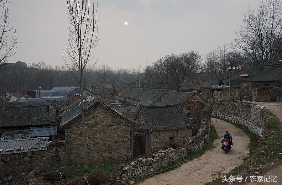 鲁山有个古村落,农村小学建支足球队,还挺像样