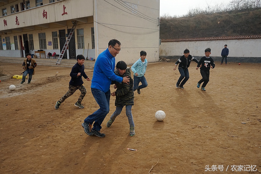鲁山有个古村落,农村小学建支足球队,还挺像样