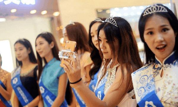 女大学生宿舍直播赚生活费,女大学生在校园直播赚生活费