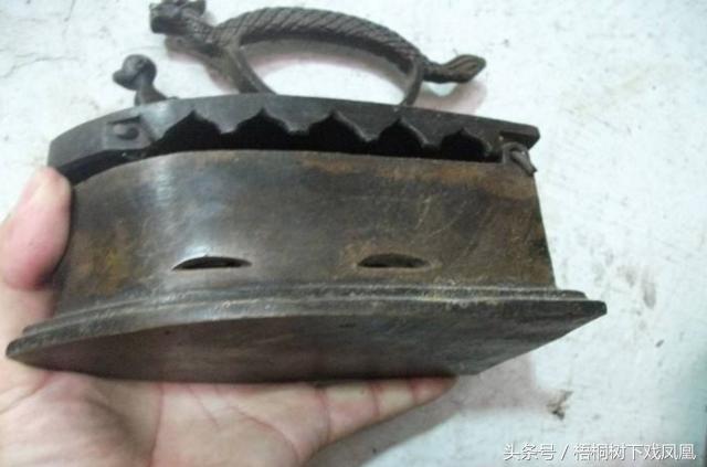 没熨斗烫衣服小妙招,没有电熨斗衣服皱了怎么快速弄平