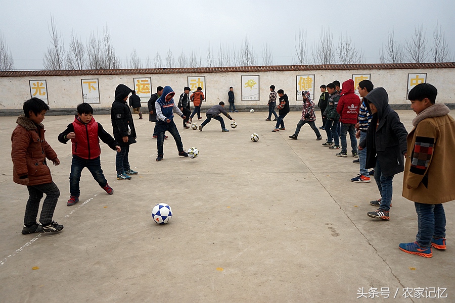 鲁山有个古村落,农村小学建支足球队,还挺像样