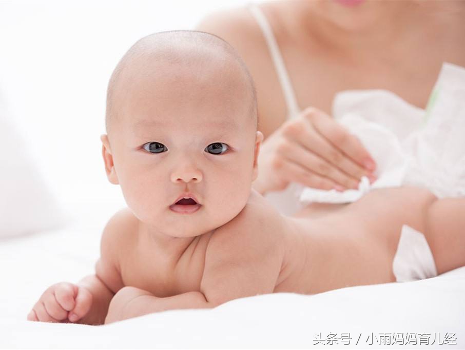 刚出生的婴儿换纸尿裤的正确方法,夜间换纸尿裤怎么不打扰孩子休息