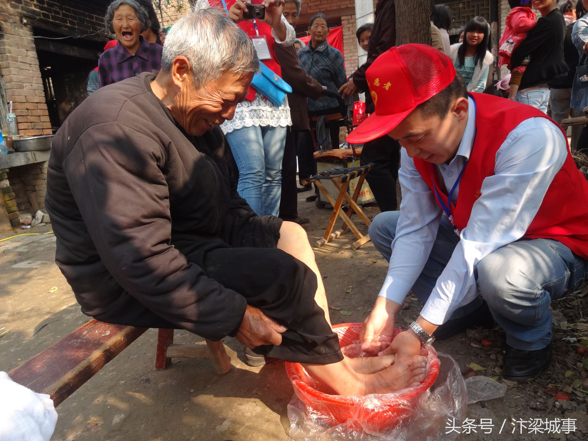 开封“最美修脚师”王辉:正能量的传递者