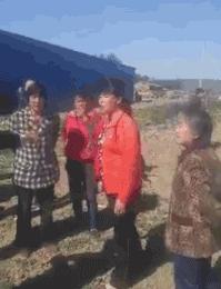 新娘心真大，这是打完游戏再回去拜堂的节奏啊