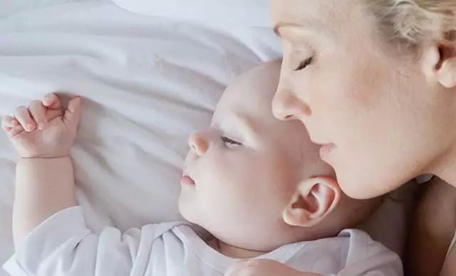 宝宝不睡觉要睡几个小时,宝宝不爱睡床上怎么办