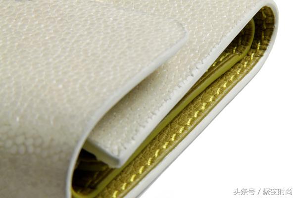 当遇上米色珍珠鱼皮具，珍珠鱼皮革的珍珠光彩才终于名副其实
