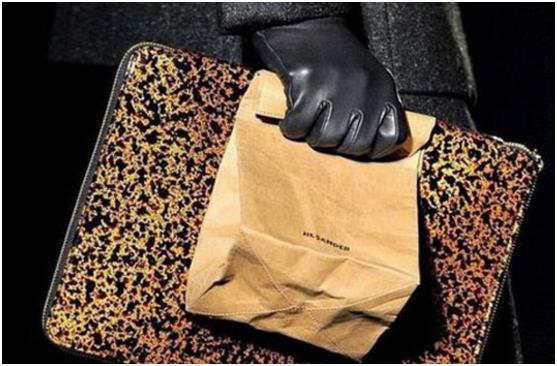 花一万块钱买个包,花一万买个小包