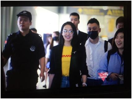 花一万块钱买个包,花一万买个小包