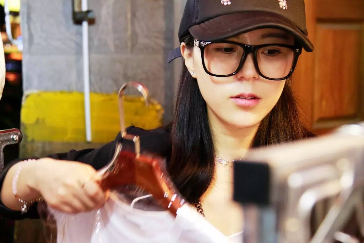 杭州吴山广场夜市美女,吴山夜市摊主