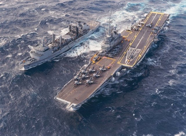 外媒称中国海军双航母为海上长城，弱小时期却只能眼馋外国航母