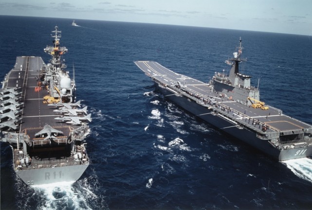 外媒称中国海军双航母为海上长城，弱小时期却只能眼馋外国航母