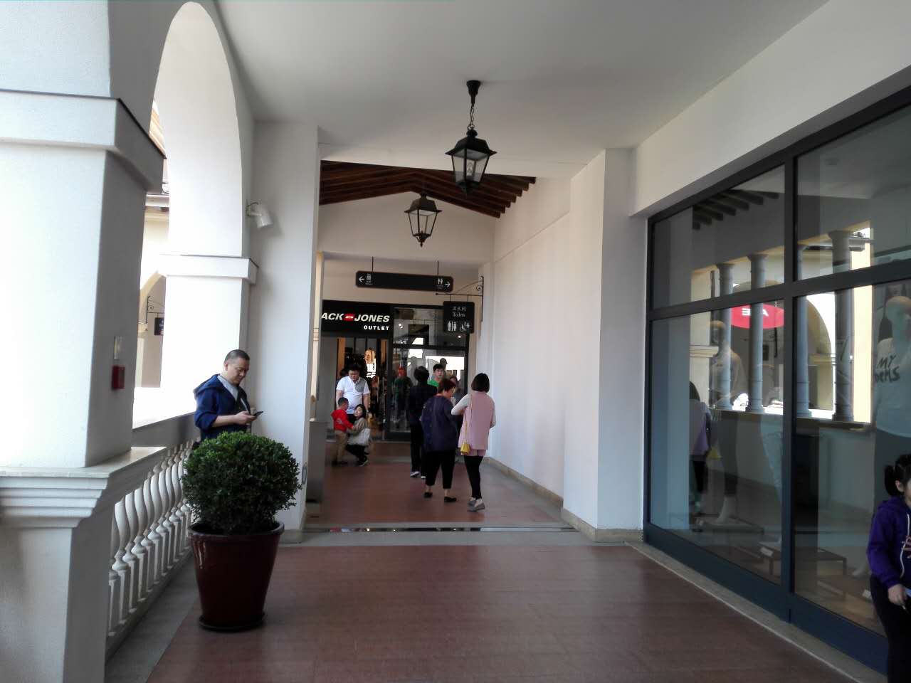 你还在找人名品代购?out了,隐藏在浦东乡村中的购物天堂