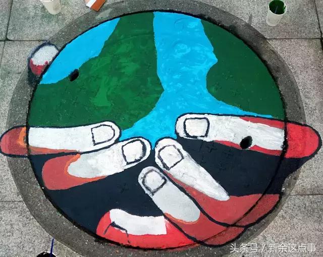 萌萌哒！新余某学校校园里的井盖换上”新衣服“啦，快来围观～
