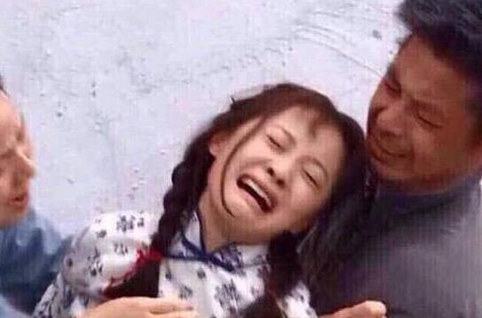 男子骑电瓶车失控撞上路边小哥,男子骑电动车撞上路边停放车受伤