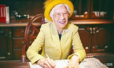 男子骑电瓶车失控撞上路边小哥,男子骑电动车撞上路边停放车受伤