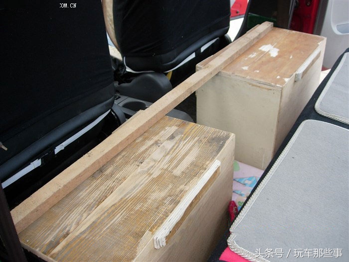 50后老夫妻自改房车,60岁夫妻自改床车自驾游