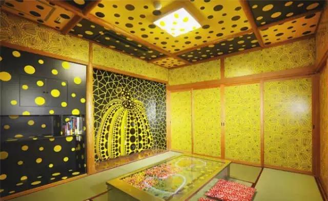 草间弥生跨界玩室内设计,你敢住进这样扎眼的房间吗?!