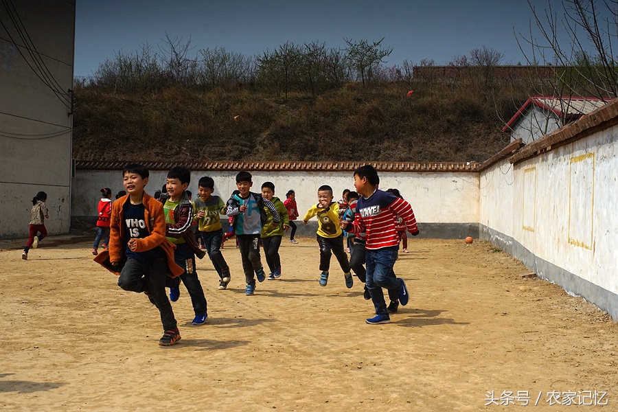 鲁山有个古村落,农村小学建支足球队,还挺像样