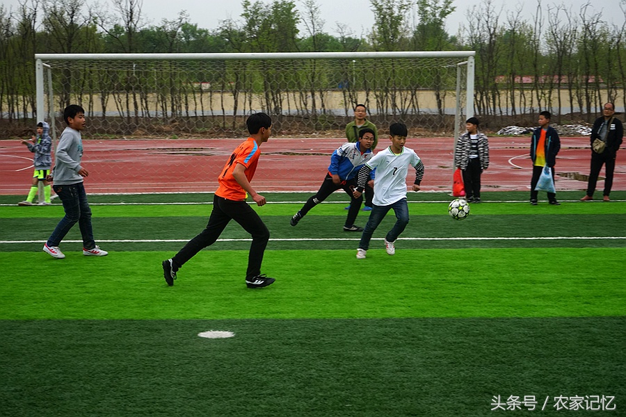 鲁山有个古村落,农村小学建支足球队,还挺像样