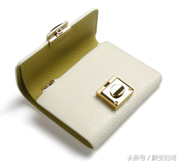 当遇上米色珍珠鱼皮具，珍珠鱼皮革的珍珠光彩才终于名副其实