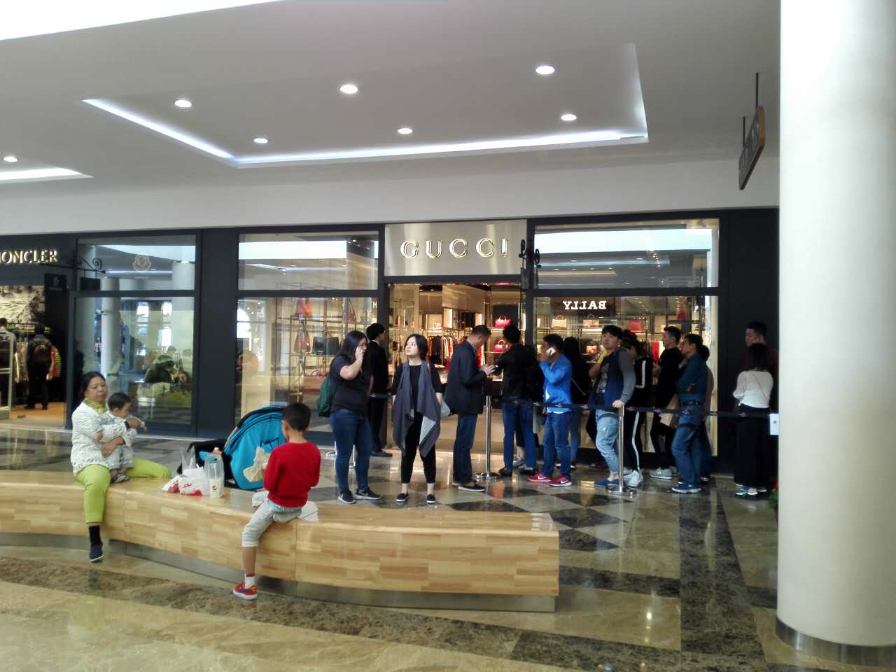 你还在找人名品代购?out了,隐藏在浦东乡村中的购物天堂