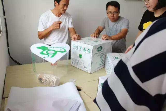 不过是一群流浪狗，却有人为它们耗尽了青春