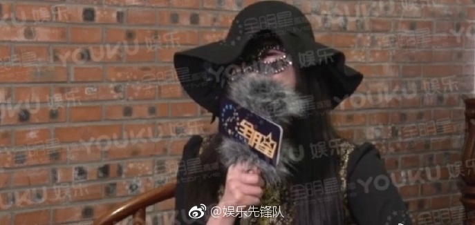 男子骑电瓶车失控撞上路边小哥,男子骑电动车撞上路边停放车受伤