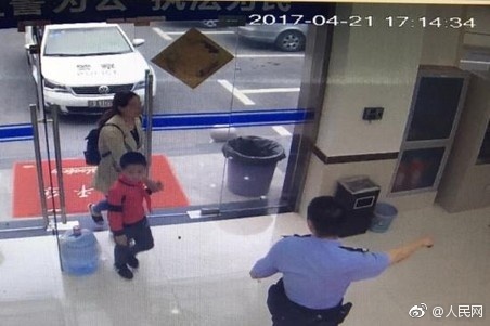 男子骑电瓶车失控撞上路边小哥,男子骑电动车撞上路边停放车受伤