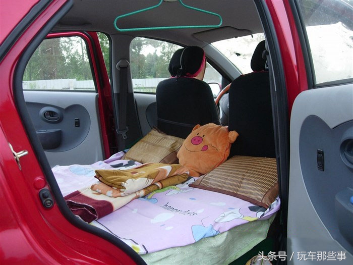 50后老夫妻自改房车,60岁夫妻自改床车自驾游