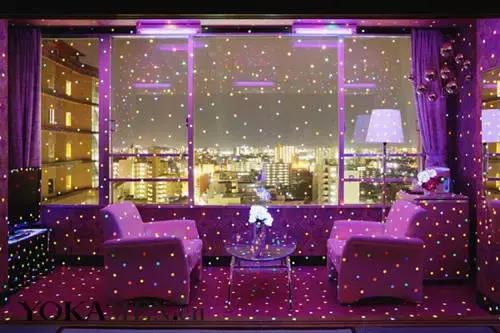 草间弥生跨界玩室内设计,你敢住进这样扎眼的房间吗?!