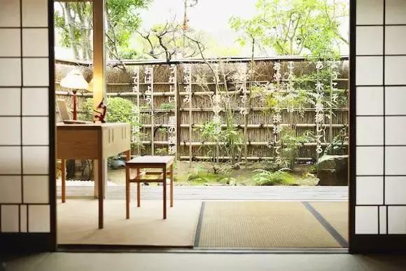 草间弥生跨界玩室内设计,你敢住进这样扎眼的房间吗?!