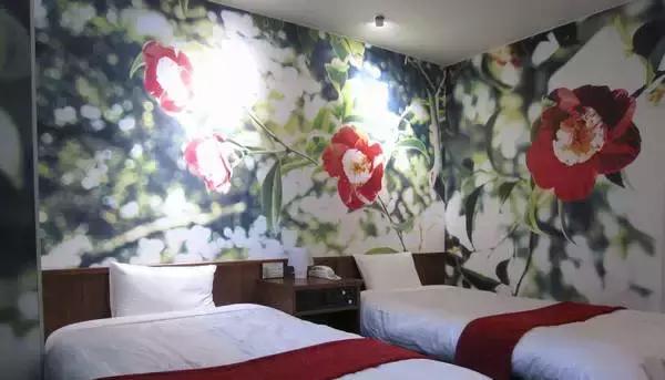 草间弥生跨界玩室内设计,你敢住进这样扎眼的房间吗?!