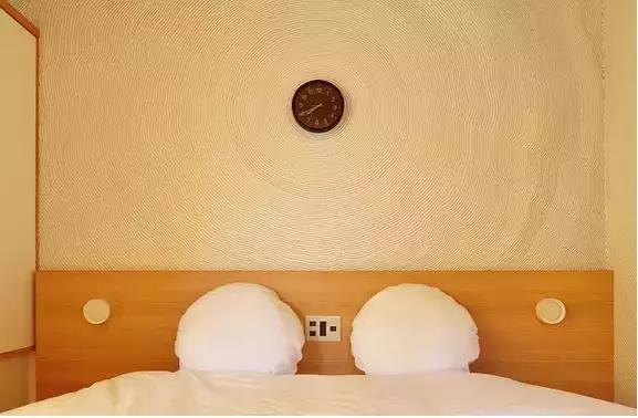 草间弥生跨界玩室内设计,你敢住进这样扎眼的房间吗?!