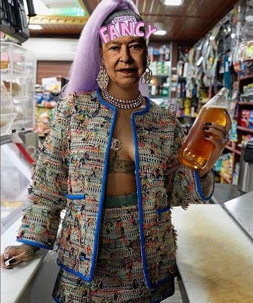 晒与蕾哈娜合影,蕾哈娜官宣二胎后首次出街