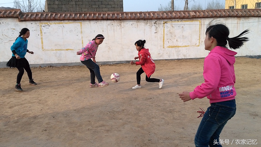 鲁山有个古村落,农村小学建支足球队,还挺像样