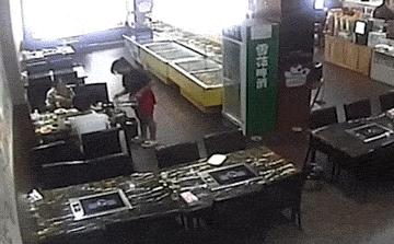 新娘心真大，这是打完游戏再回去拜堂的节奏啊