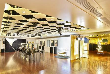 亚洲首场YSLBEAUTYCLUB登陆上海——YSL圣罗兰美妆酷炫开启游轮快闪店