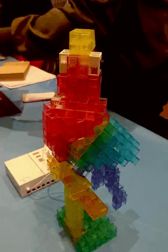 如何给孩子充值信仰?索尼带来了《蓝精灵》电影和编程机器人